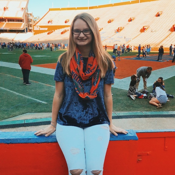 Profile Picture of Bailey Huttel (@bay_1103) on Poshmark