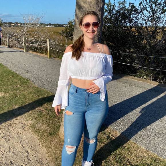Profile Picture of Lynne Beck (@lynnebeck6) on Poshmark