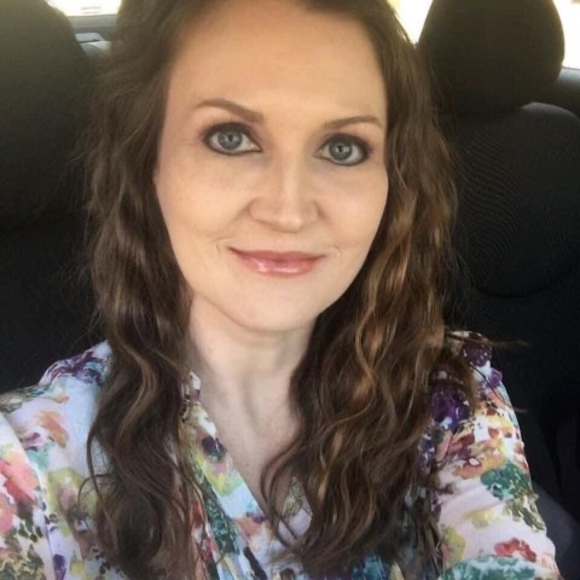 Profile Picture of Lori Toler (@lorivannessa) on Poshmark