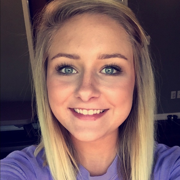 Profile Picture of Carly Dothsuk (@cdothsuk) on Poshmark