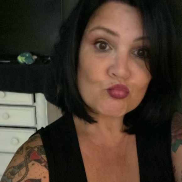 Profile Picture of Donna Decloux (@donnadecloux) on Poshmark