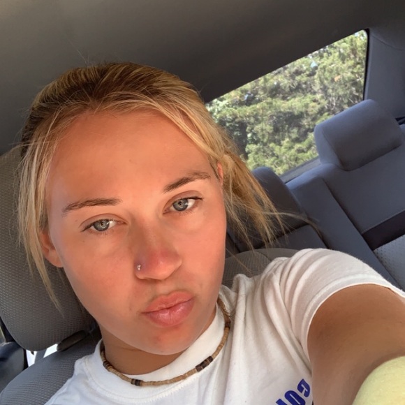 Profile Picture of Laura Daniels (@lauradaniels803) on Poshmark