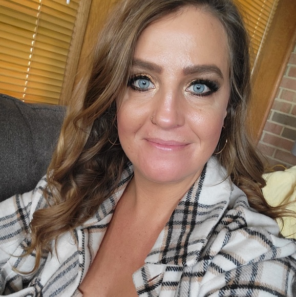 Profile Picture of Tonya Neff (@tonyaleigh330) on Poshmark