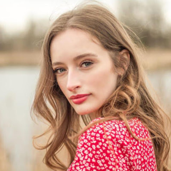 Profile Picture of Hannah Battleson (@hannahbattleson) on Poshmark