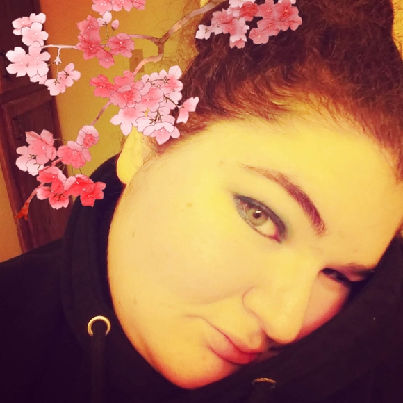 Profile Picture of Ashley Vandersteen (@amvandersteen) on Poshmark