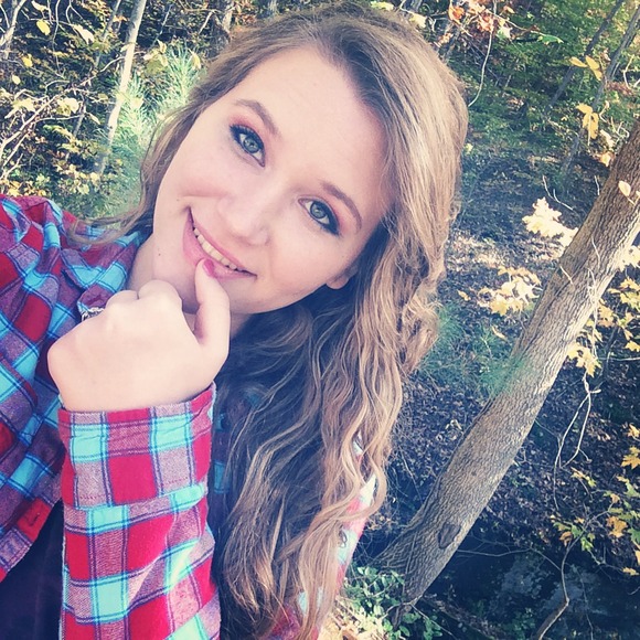Profile Picture of Hailey Adkins (@haileyadkins98) on Poshmark