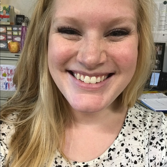 Profile Picture of Naomi Sandgren (@naomiesandgren) on Poshmark