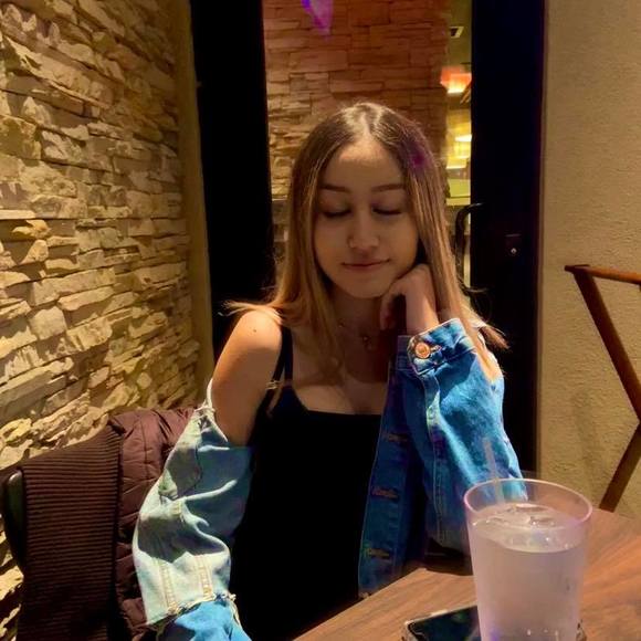 Profile Picture of Olivia Stackhouse (@ostackhouse) on Poshmark