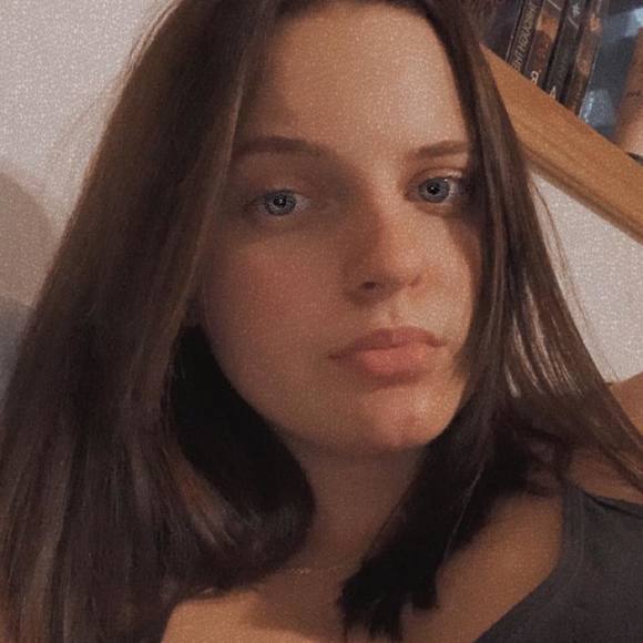 Profile Picture of Katryna Chojnowski (@beanaboohoo) on Poshmark