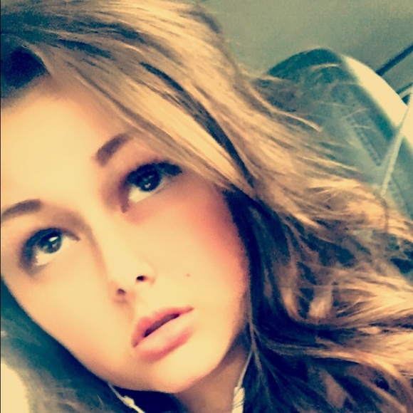 Ali Blahnik - Poshmark Profile Picture of Ali Blahnik (@alibeacupcake) on Poshmark