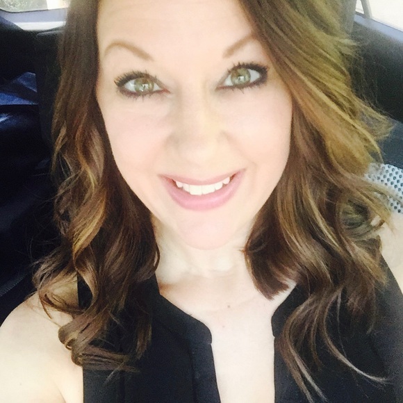 Profile Picture of Jennifer Scheitlin (@azjrn) on Poshmark
