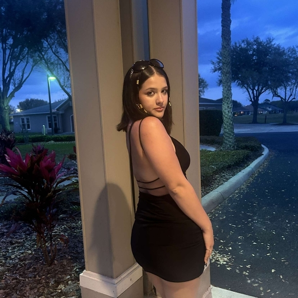 Profile Picture of Delia Forneris (@deliaforneriss) on Poshmark