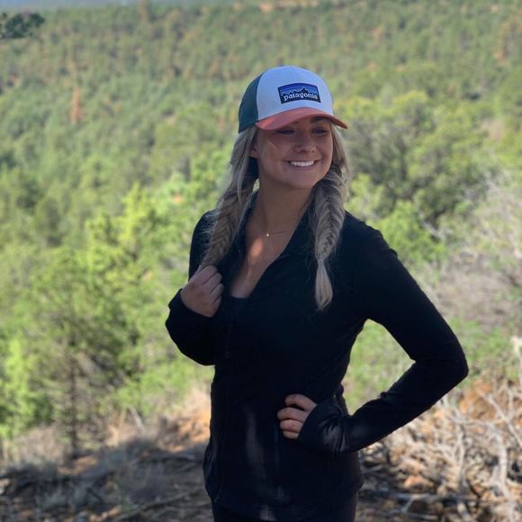 Profile Picture of Lauren Lembeck (@lululeelem10) on Poshmark