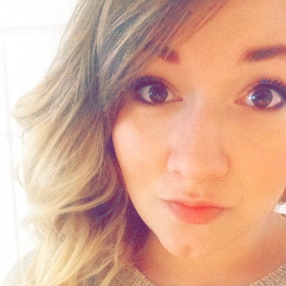 Profile Picture of Alexa Valle (@alexabryn) on Poshmark