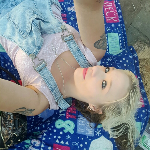 Profile Picture of Amanda Mcgee (@loveeverymoment) on Poshmark