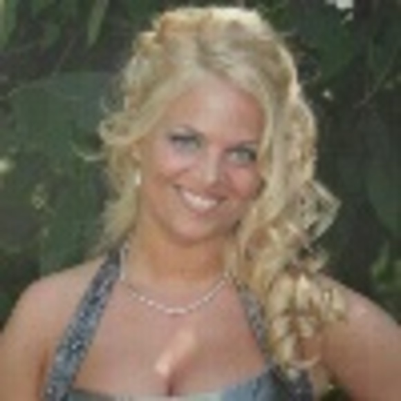 Profile Picture of Amber Blake (@ambersnuggles) on Poshmark