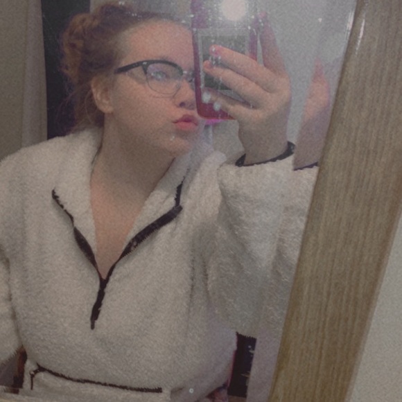 Profile Picture of Emma Rhamy (@emmarhamy) on Poshmark