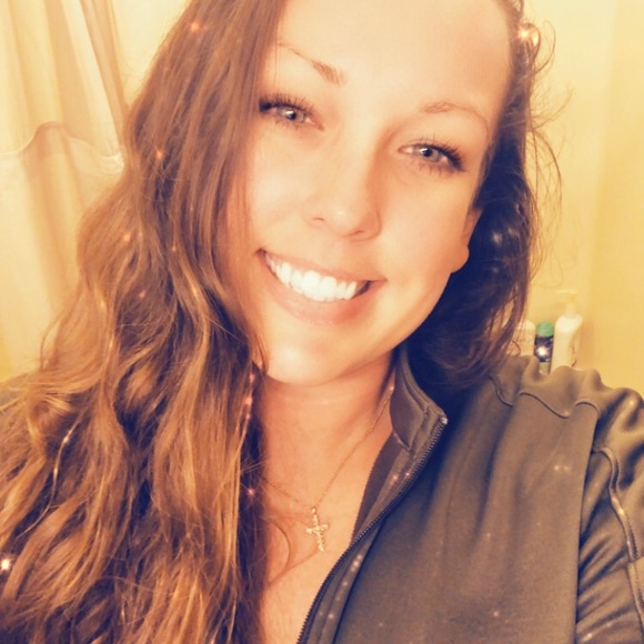 Profile Picture of Taylor Mello (@taylormello12) on Poshmark