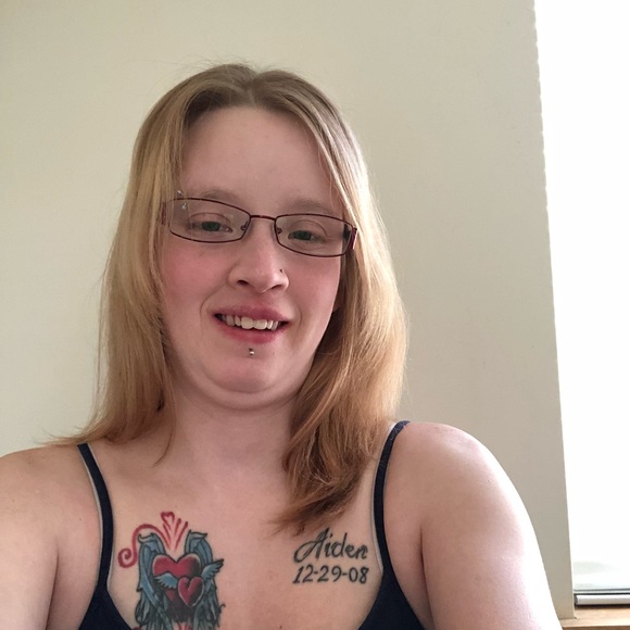 Profile Picture of Melissa Geary (@melissa060112) on Poshmark