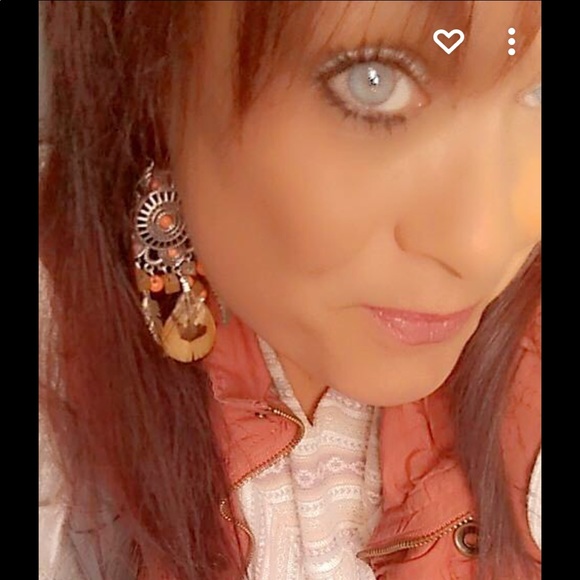 Profile Picture of Lindsey Probst (@linzylu78) on Poshmark