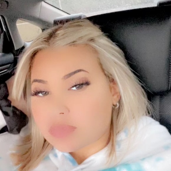 Profile Picture of Angelica Romero (@angelicar2903) on Poshmark
