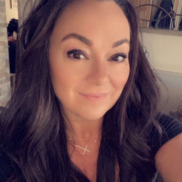 Profile Picture of Renee Depillis (@reneedepillis) on Poshmark