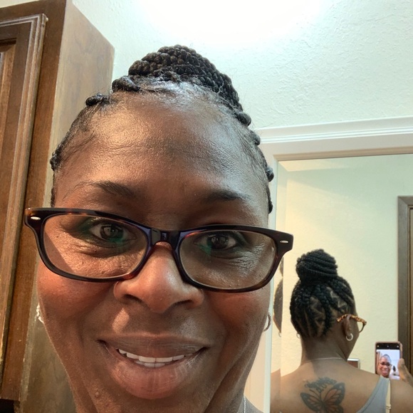 Profile Picture of Sharon James (@cutlass35) on Poshmark