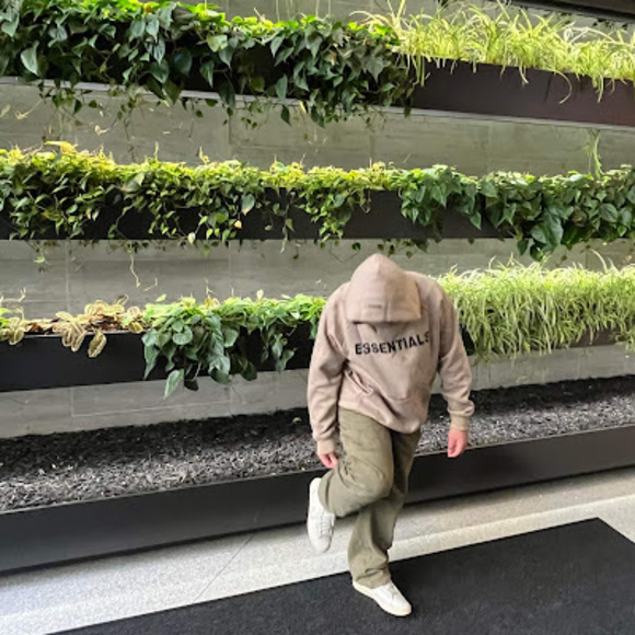 Profile Picture of Melchor Manalang (@nelchorm) on Poshmark