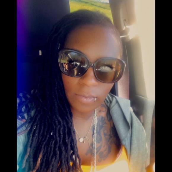 Profile Picture of Shamara Debow (@empress1429) on Poshmark