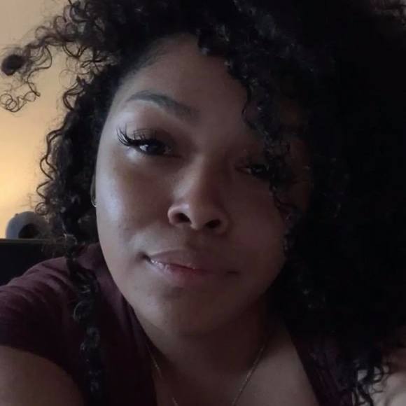 Profile Picture of Amber Fields (@divafields11) on Poshmark