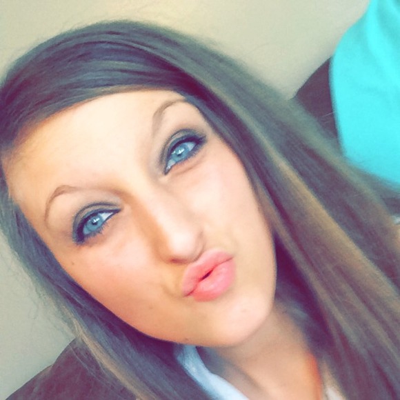 Profile Picture of Heather Roberts (@heatherroberts) on Poshmark