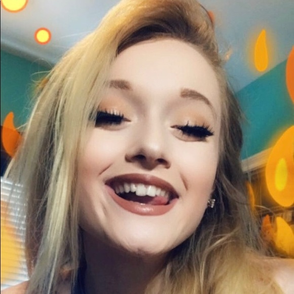 Profile Picture of Elaina Moore (@elaina_moore) on Poshmark
