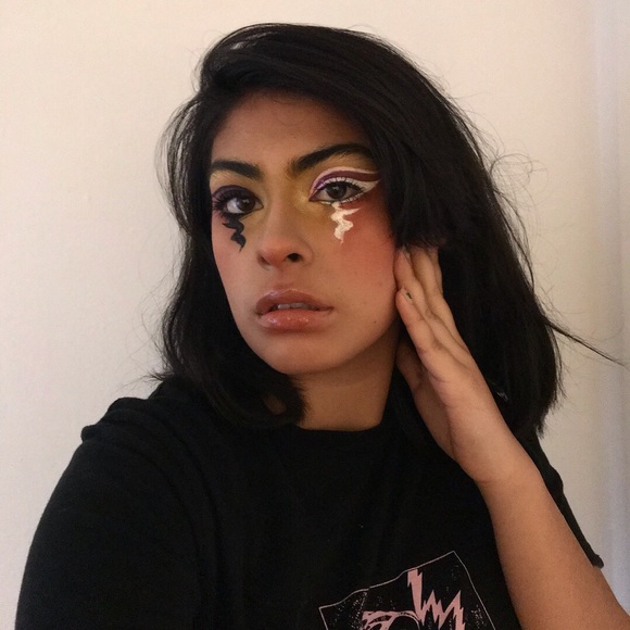 Profile Picture of April Vallecillo (@lirpaaa) on Poshmark