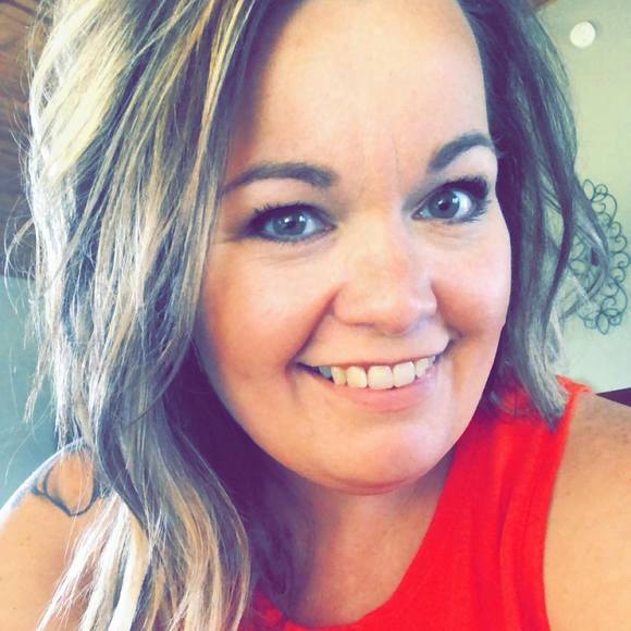 Emily Dolinar - Poshmark Profile Picture of Emily Dolinar (@emilydolinar) on Poshmark