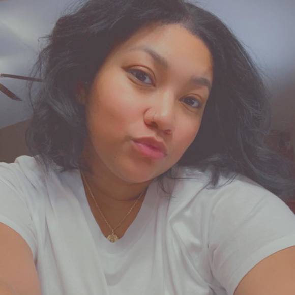Profile Picture of Mia Guzman-bates (@miabates55) on Poshmark
