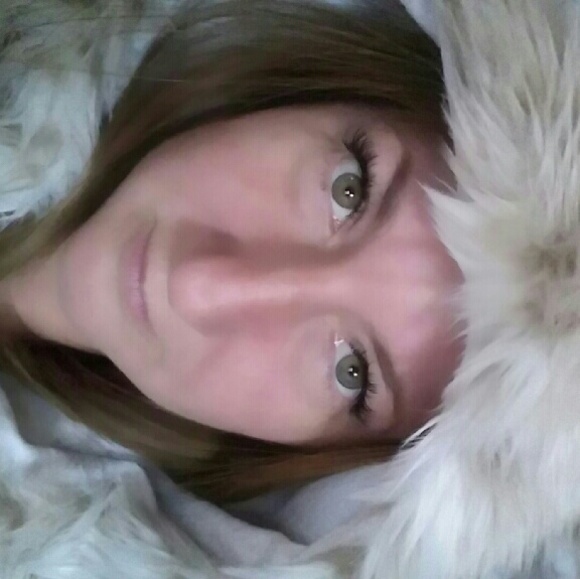Profile Picture of Karrie Barkschat (@karrierb) on Poshmark
