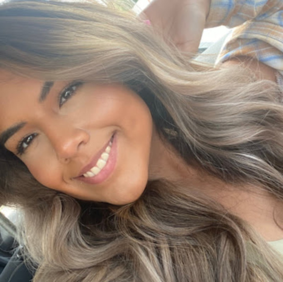 Profile Picture of Paula Macias (@paulamacias1999) on Poshmark