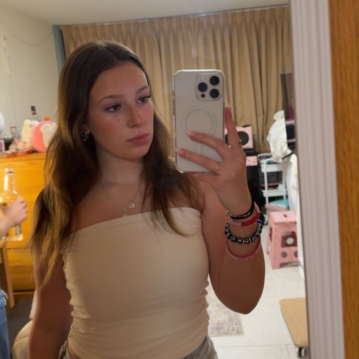 Profile Picture of julia (@juliaafaust) on Tiktok