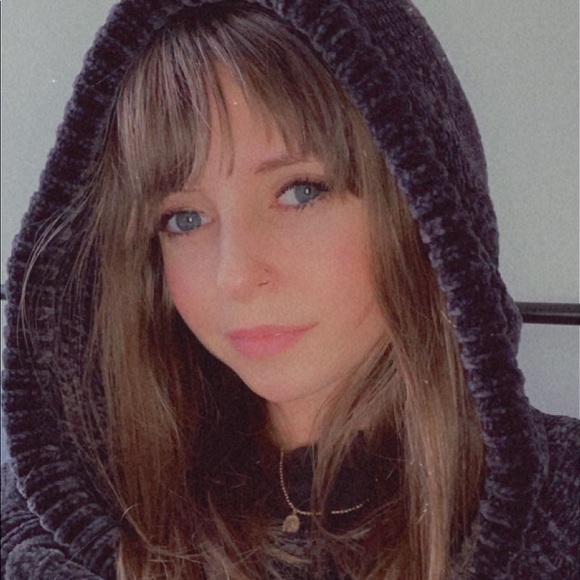 Profile Picture of Devin Wicklow (@rosewicklow) on Poshmark