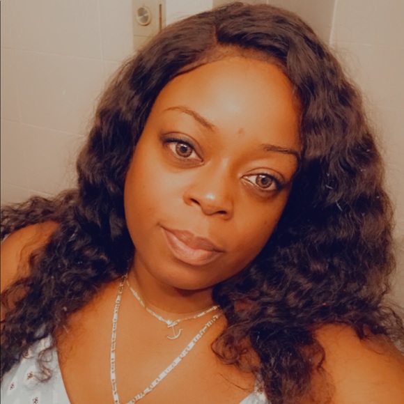 Profile Picture of Jenny Sinvil (@jenny_sinvil) on Poshmark