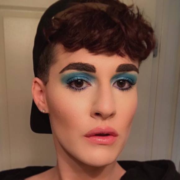 Profile Picture of Angie Mullowney (@livin_life9) on Poshmark