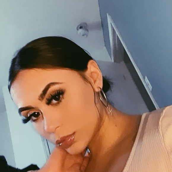 Profile Picture of Mari Rivera (@maricelysr141) on Poshmark