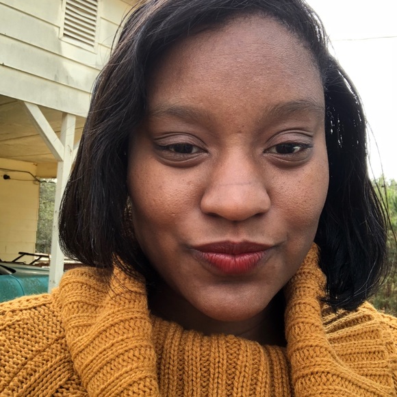 Profile Picture of Whitney Hoskins (@whoskins_) on Poshmark