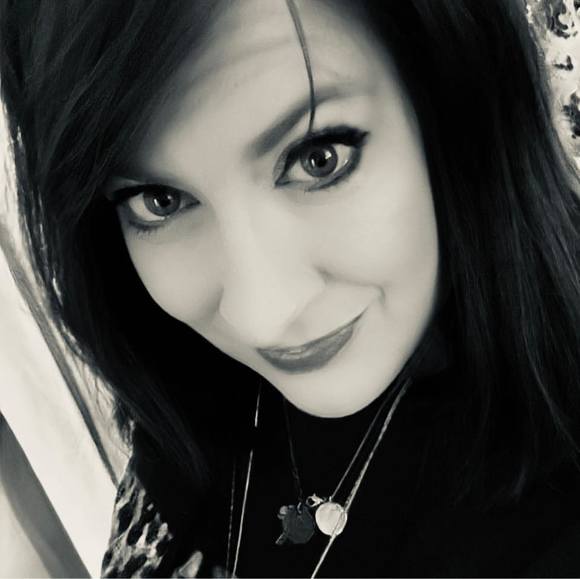 Profile Picture of Dee Travis (@travisdestiny3) on Poshmark