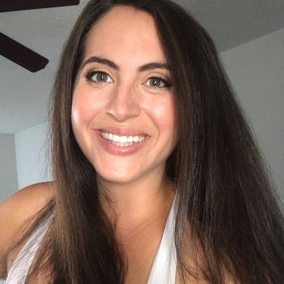 Profile Picture of Claire Bellefeuille (@ccbellefeuille) on Poshmark