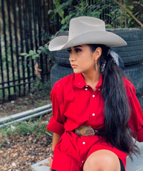 Profile Picture of Mirella Lara (@rubilara4) on Poshmark