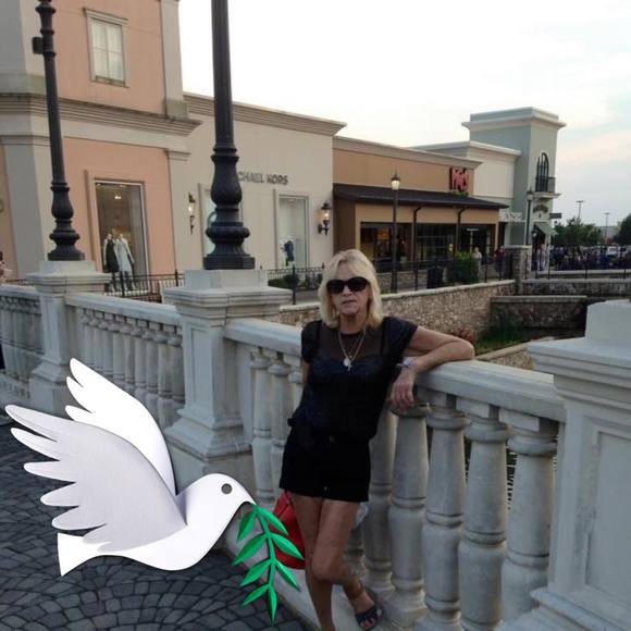 Profile Picture of Elaine Connors (@souperbaer) on Poshmark