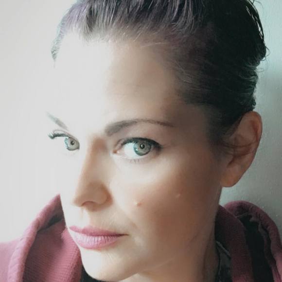 Profile Picture of Fee Bradley (@feebradley) on Poshmark