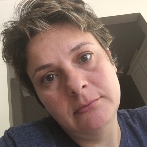 Profile Picture of Sabrina Debortoli (@sabrinadeb) on Poshmark