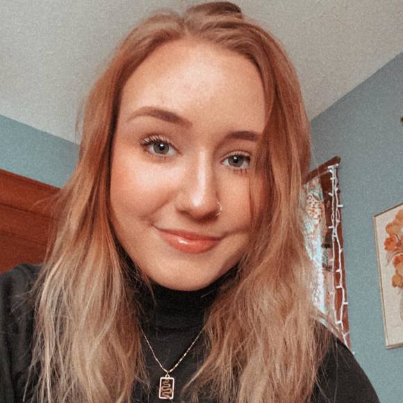 Profile Picture of Chloe Hamlow (@chloehamlow) on Poshmark